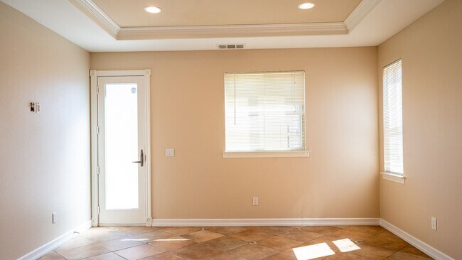 Building Photo - Huge Bay Front 3 Bed 2.5 Bath