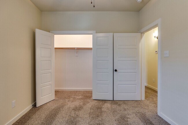 Building Photo - AVAILABLE NOW! GORGEOUS 4 BEDROOM DUPLEX L...