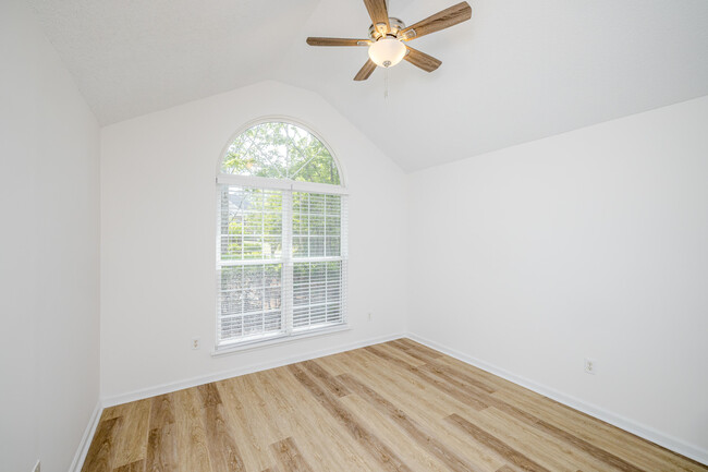 Building Photo - 245 Farmington Dr