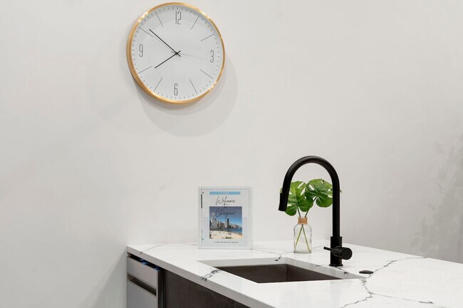 Building Photo - 318 W Grand Ave