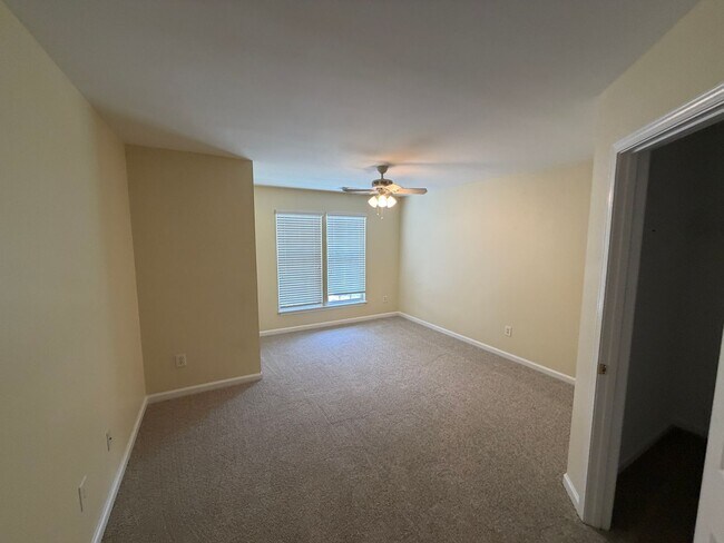 Building Photo - 232 Hadley Commons Dr
