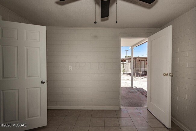 Building Photo - 2433 E Cameron Vista