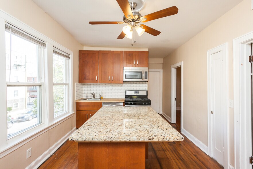 Building Photo - 2459 N Ashland Ave