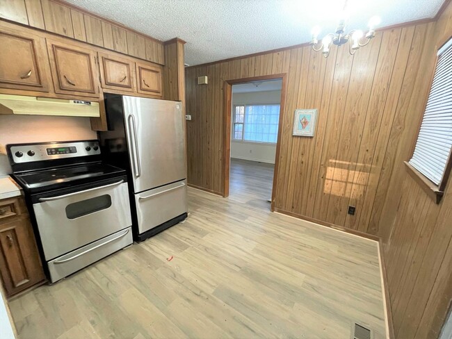 Building Photo - Fantastic location near downtown Pittsboro...