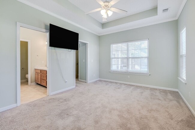 Building Photo - Spacious 3 Bed, 2 Bath Home with Large Bon...