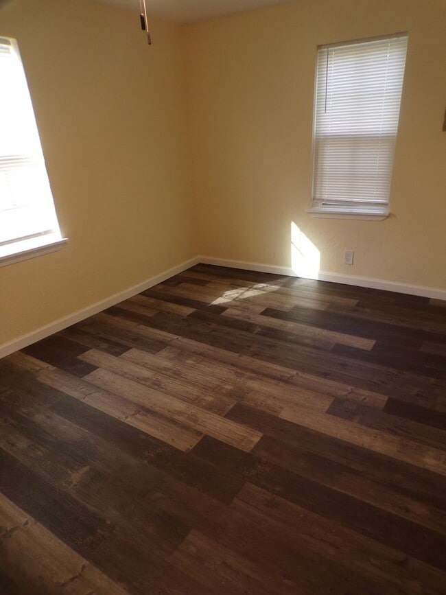 Building Photo - Fresh Installed Floors !!! Upgraded Bathro...