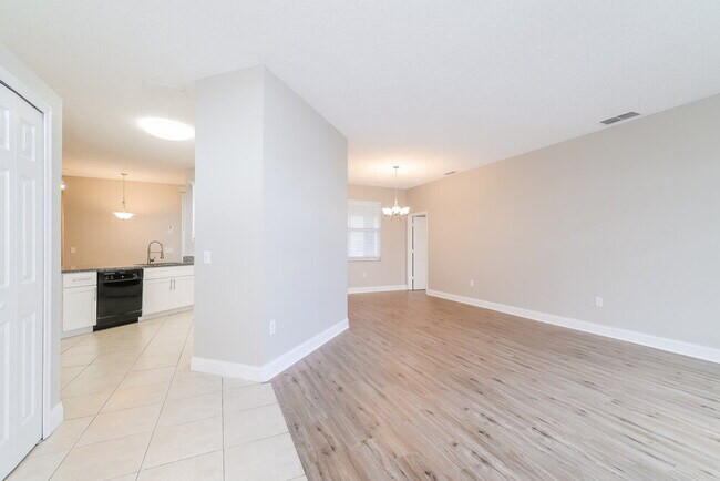 Building Photo - 552 Viceroy Ct