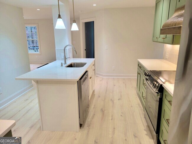 Building Photo - 886 Moore Rd