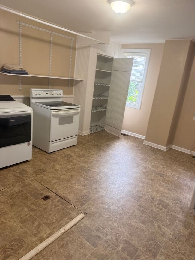 Building Photo - 2 bedroom duplex in the highlands!