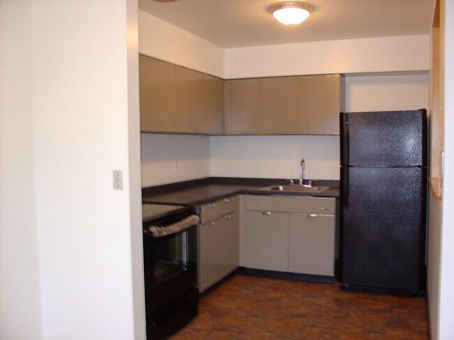 Kitchen - 8179 Ohio River Blvd