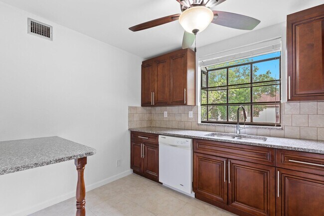 Building Photo - 5040 Rose Hill Dr