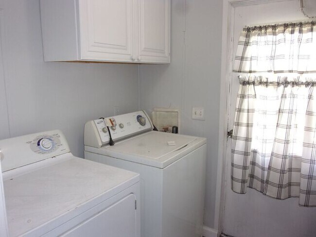 Building Photo - Beautifully Renovated 3 Bedroom 2 Bath Home in the Newport Area