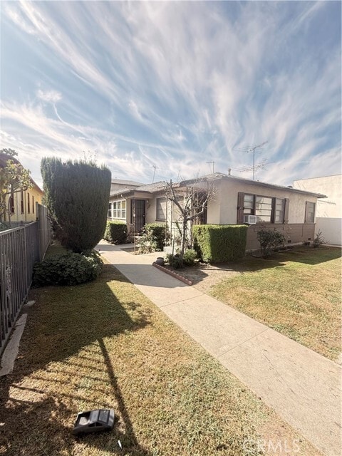 Building Photo - 2431 W Beverly Blvd