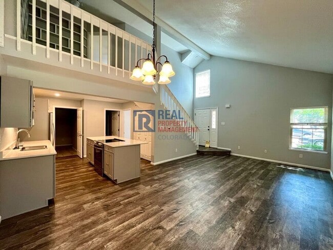 Building Photo - 715 Crown Point Dr
