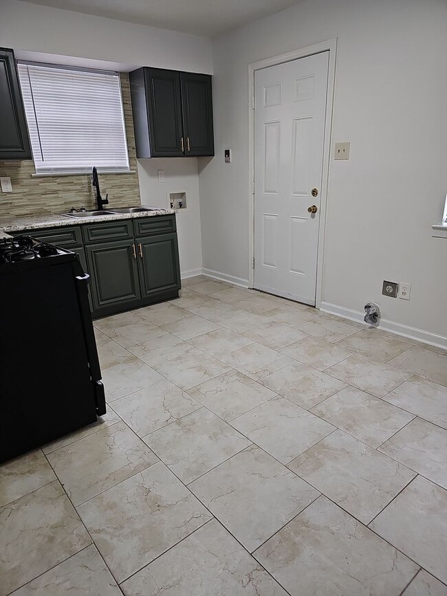 Building Photo - 4 bedroom 1 bath home for lease
