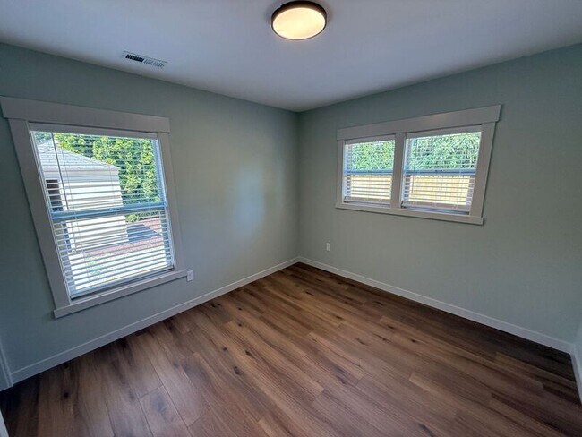 Building Photo - 805 Boxwood Ln SE