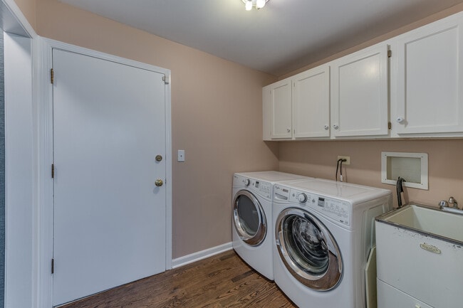 Building Photo - 145 Pine Tree Ln