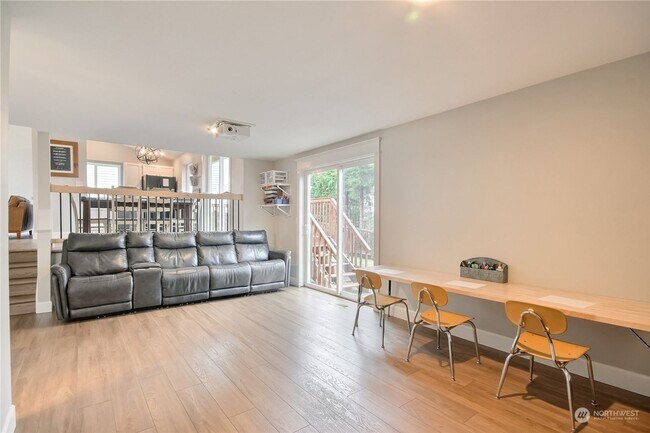 Building Photo - Well Maintained 3 Bed 2.5 Bath for Rent!