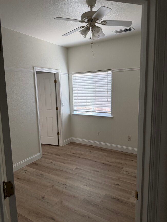 Building Photo - 1097 E Sarazen Ave