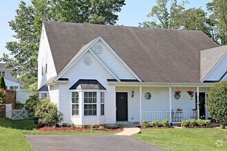 Building Photo - Light-Filled One Level Briarwood Living (A...