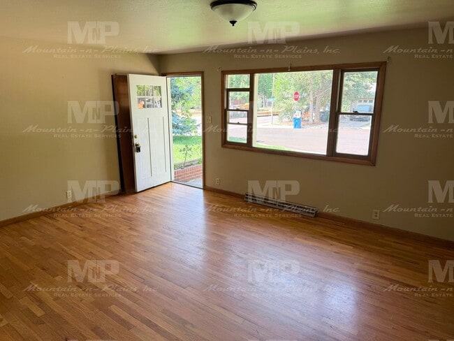 Building Photo - 1321 Lakewood Dr