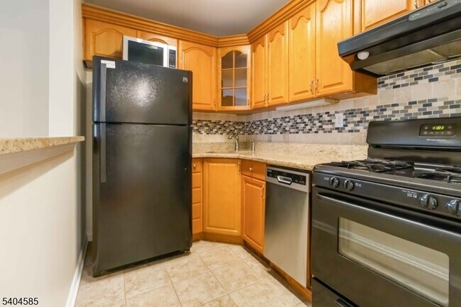 Building Photo - 25 River Rd