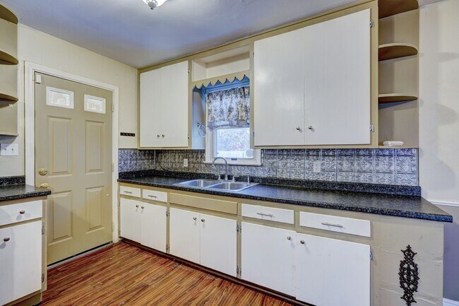 Building Photo - Stylish Home with Covered Deck & Easy I-44...