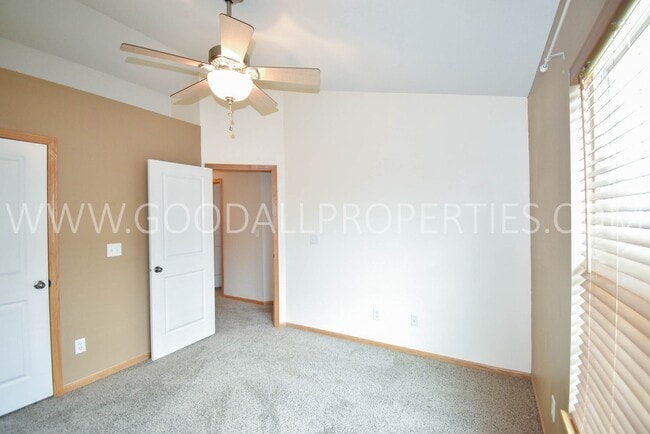 Building Photo - 2 bedroom 2 bath Urbandale Townhouse with a 2-Car attached garage