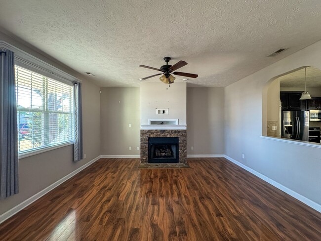 Building Photo - Beautiful 5 Bed 2.5 Bath Home with Main Level Primary Bedroom