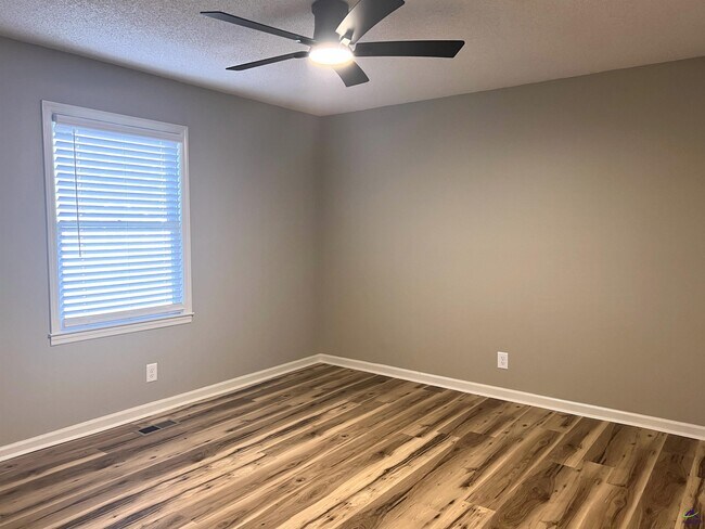 Building Photo - 221 Jefferson Cir