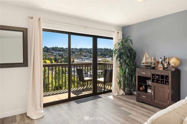 Building Photo - Magnolia Gem, Renovated for todays modern lifestyle