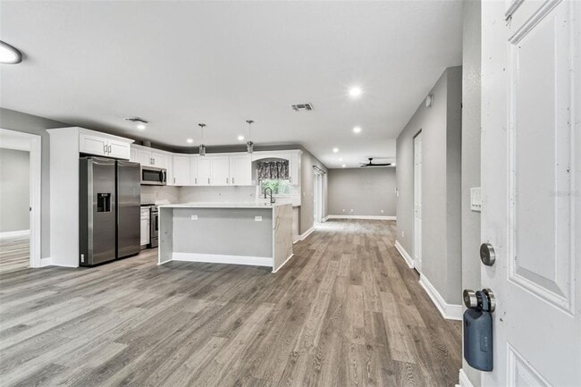 Building Photo - 6005 Lakeside Dr