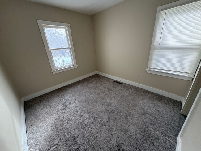 Building Photo - Spacious 2 Bedroom Home!