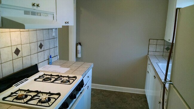 Building Photo - 127 Crestview Dr