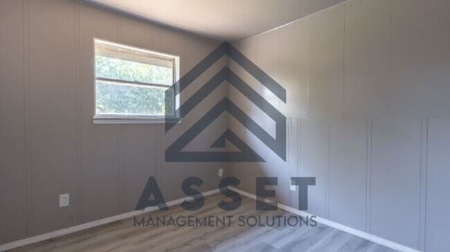 Building Photo - 4 bedroom 1 bathroom home in Midwest City!