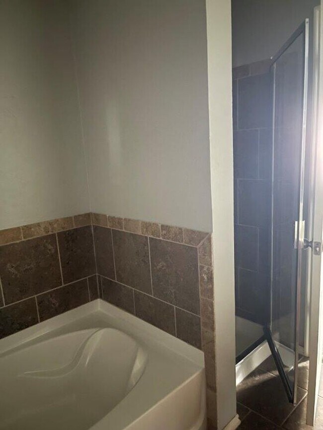 Building Photo - Newcastle Schools, great floor plan and neighborhood! New paint and carpet!