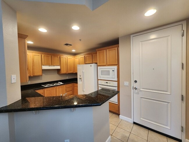 Building Photo - Great Park Ave Condo Unit!