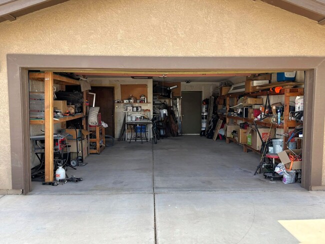 Building Photo - 3 BEDROOM HOME IN TIERRA MESA!