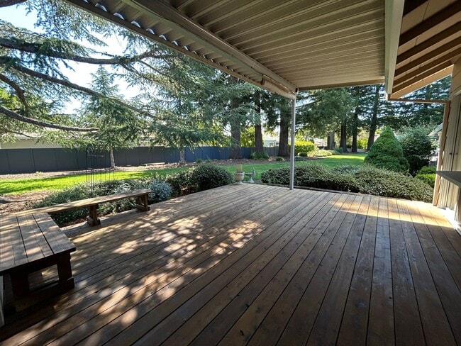Building Photo - 6589 Meadowridge Dr