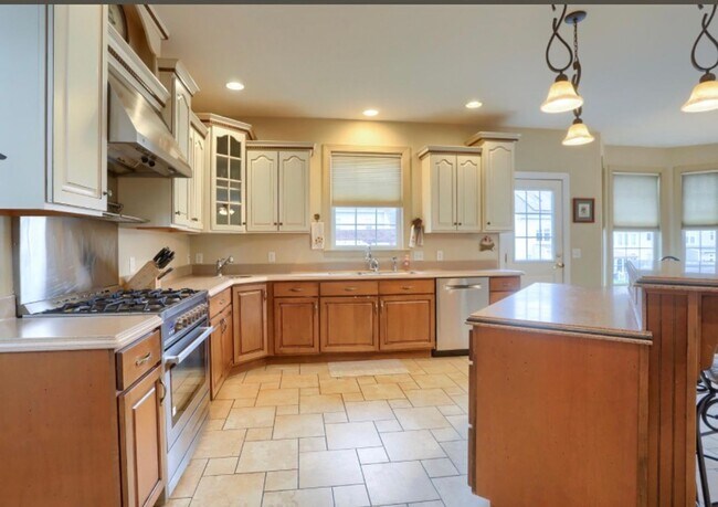 Building Photo - Luxury 5-Bedroom Home for Rent – $4,500/Month + Utilities
