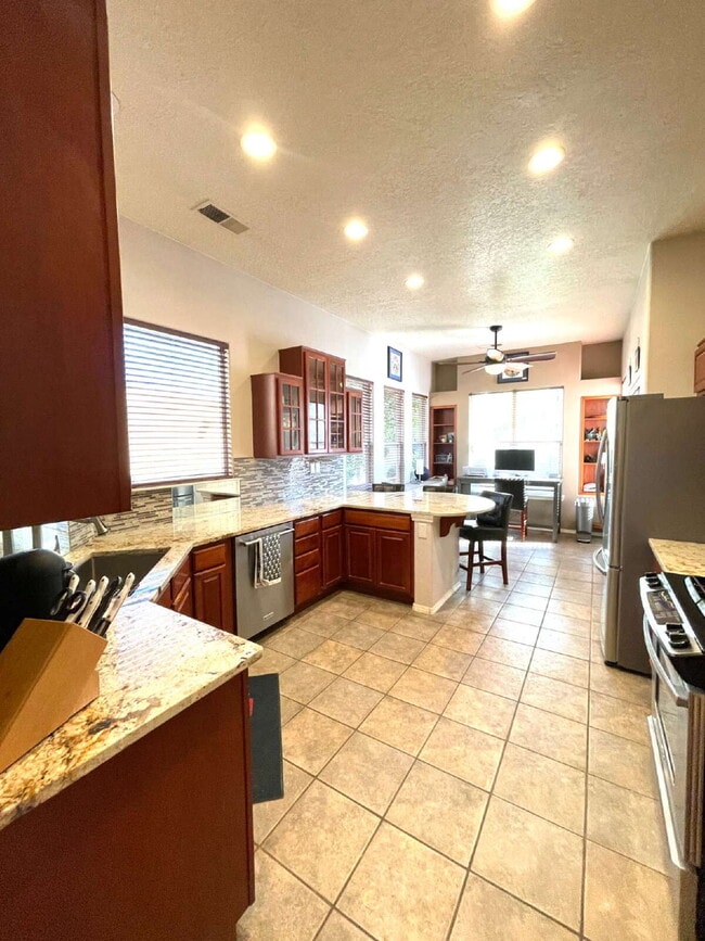 Building Photo - High Desert Beauty! Community Pool!