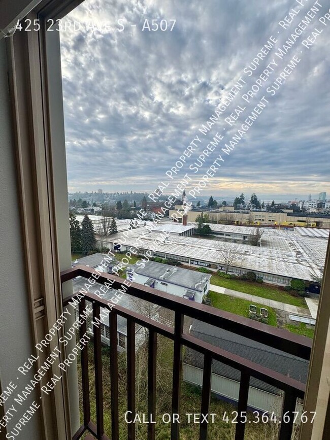 Building Photo - Urban 1 Bedroom Seattle Condo With a View