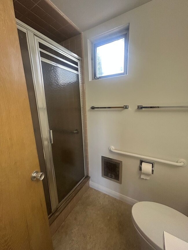 Building Photo - 3 bed, 2 1/2 bath house