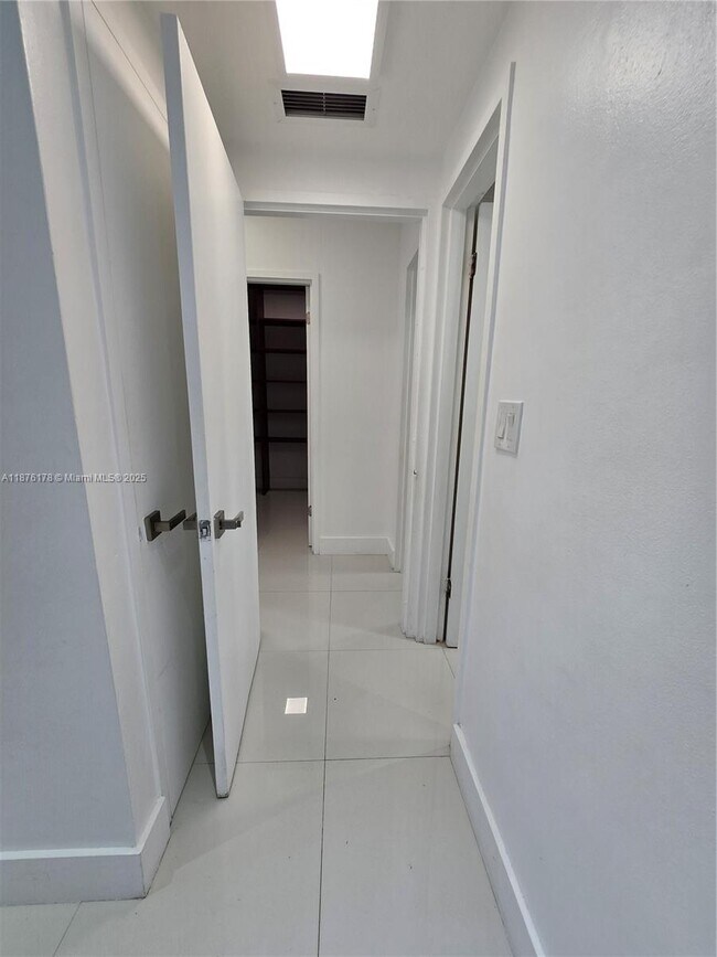 Building Photo - 5825 Collins Ave