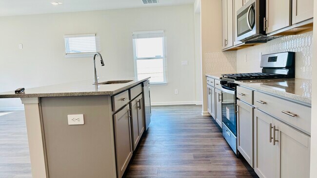 Building Photo - 690 Gabby Pt SW