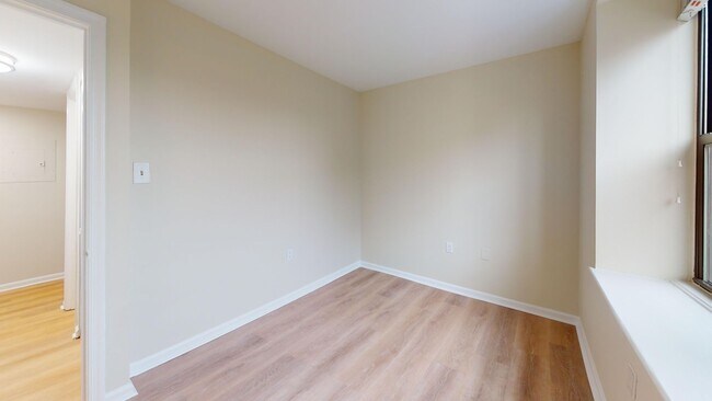 Building Photo - Columbia Heights Two Bedroom/One Bathroom In Amazing Location! Washer/Dryer in Unit!