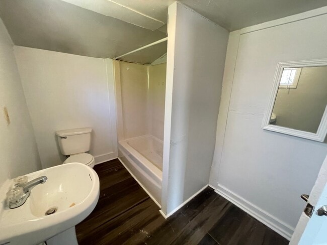 Building Photo - 2 bedroom bungalow in convenient Hillsboro...