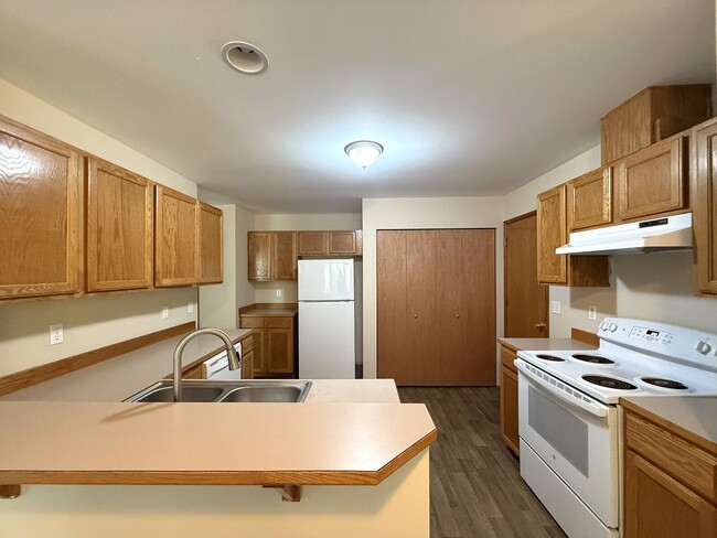 Building Photo - Lk Goodwin Duplex - Budget Friendly!