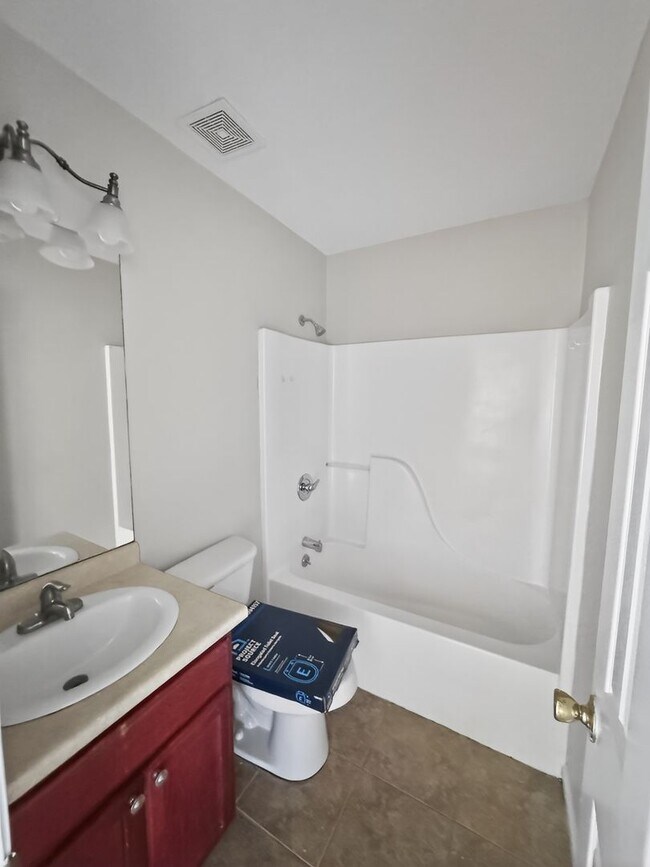 Building Photo - RATE DROP ALERT (was $2100/month) and MOVE-IN SPECIAL: $500 OFF 1ST MONTH'S RENT!**