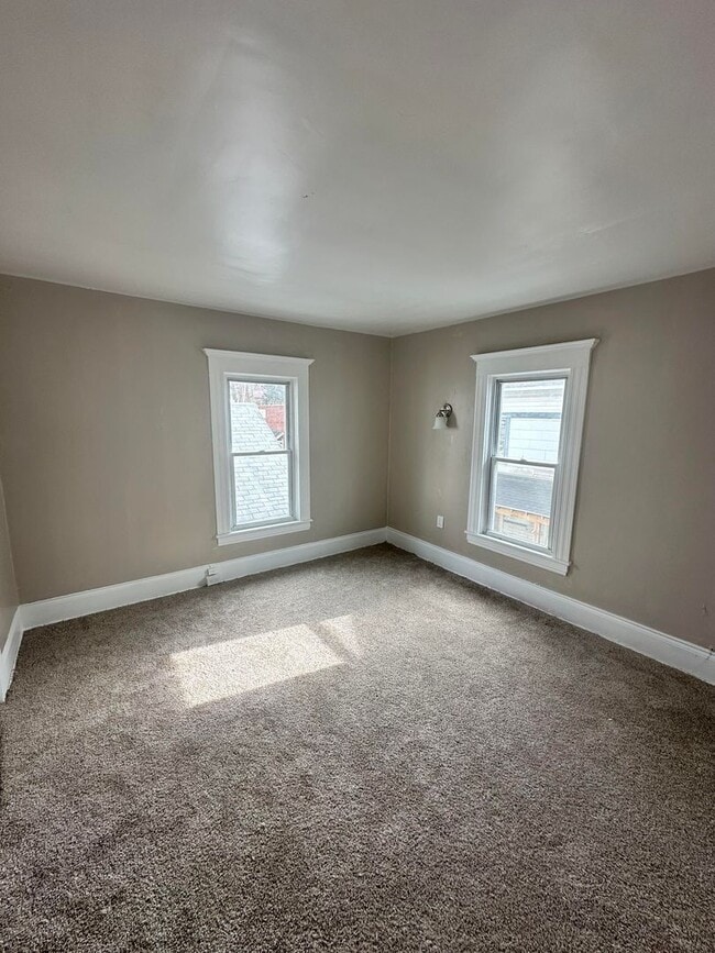 Building Photo - 3 Bedroom | 1 Bathroom | $1,600